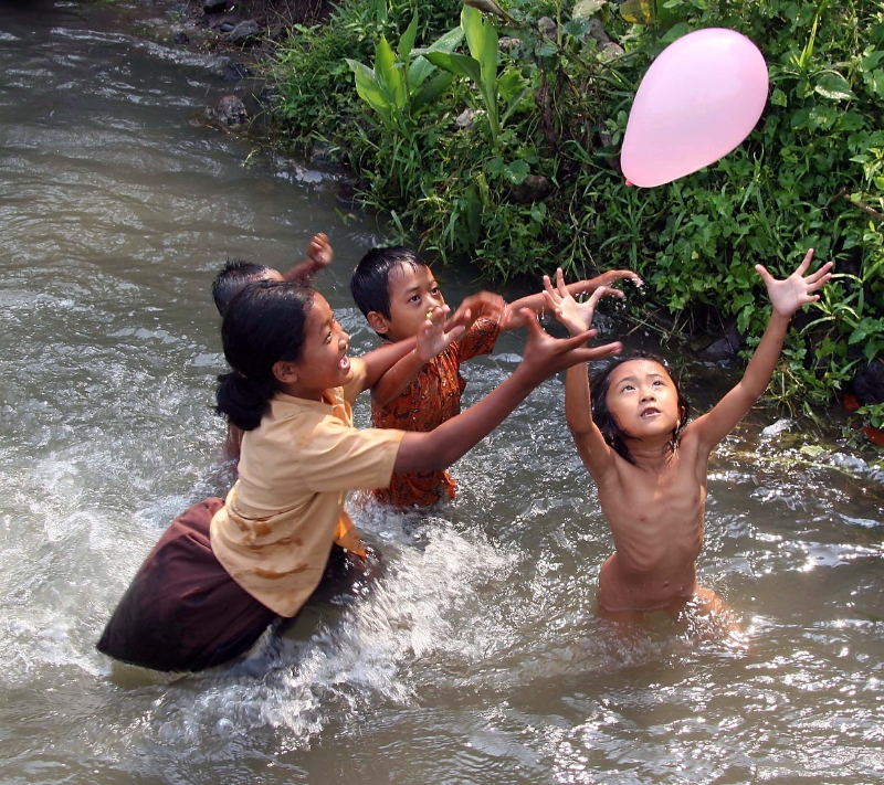 Washing day, Java Indonesia 4.jpg - Indonesia Java. Washing day